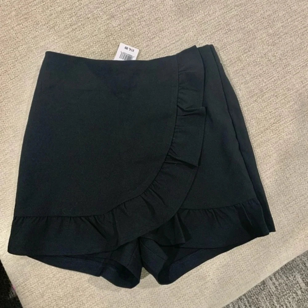 (2 Piece Bundle) crop top‎ and black skort - Picture 2 of 10